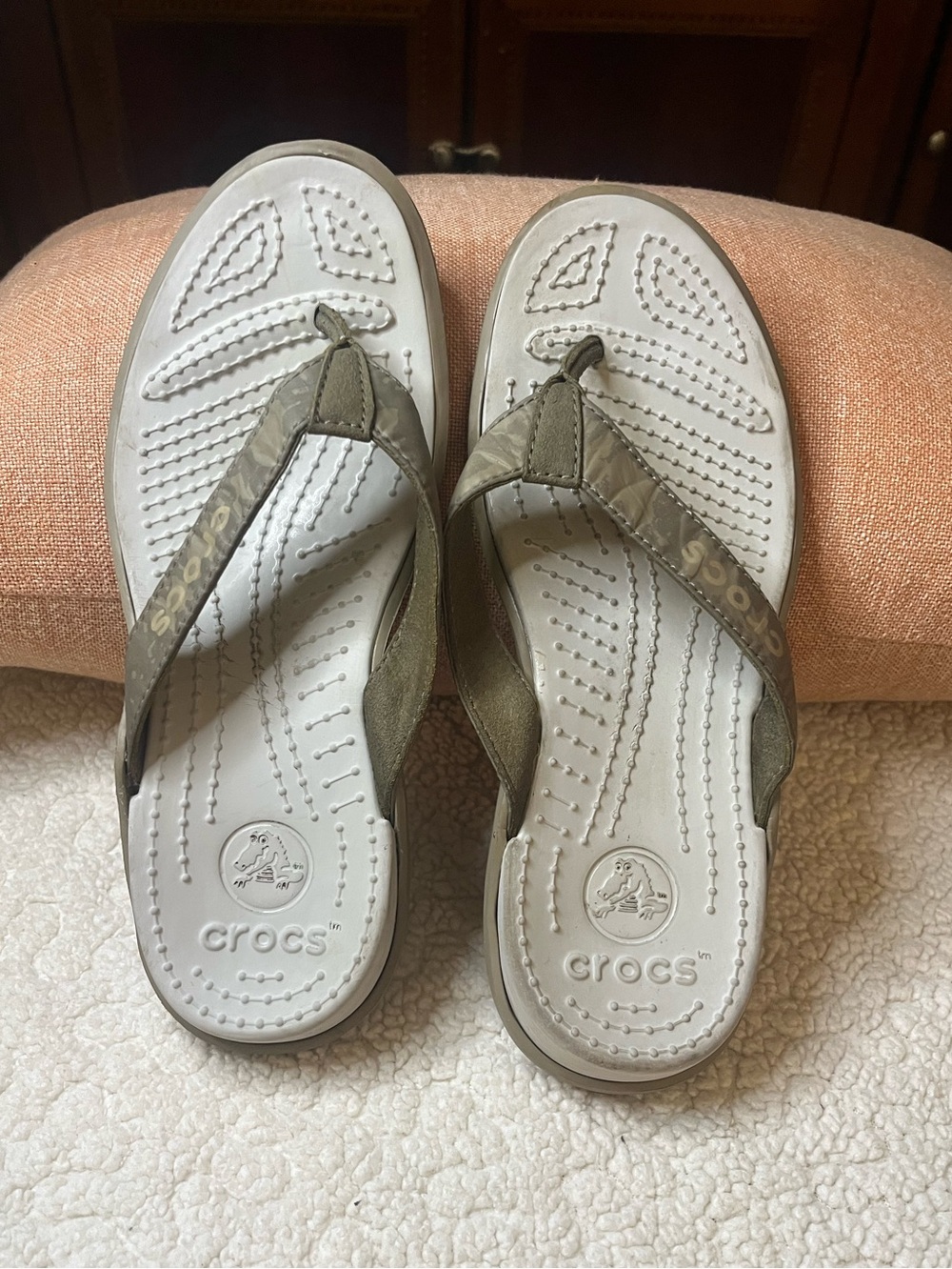 Crocs Gray Graphic Flip Flop Sandals Women’s Size 7 Lightweight Comfort Shoes
